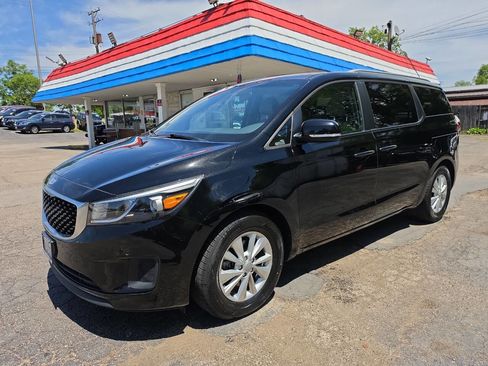 Used 2017 Kia Sedona LX w/ LX Essentials Premium Package FWD image 2
