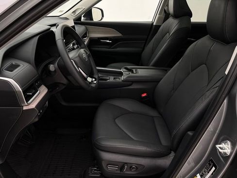 Used 2025 Toyota Grand Highlander AWD image 11