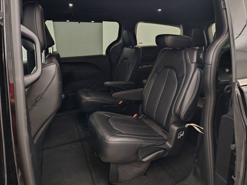 Used 2025 Chrysler Pacifica Select FWD image 12