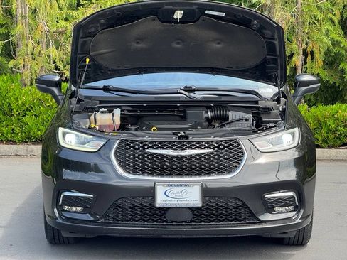 Used 2023 Chrysler Pacifica Touring-L FWD image 42