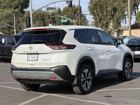 Used 2023 Nissan Rogue SV image 4