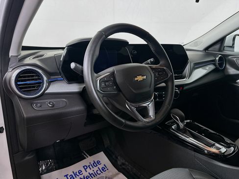 Used 2024 Chevrolet Trax LT w/ Driver Confidence Package FWD image 9