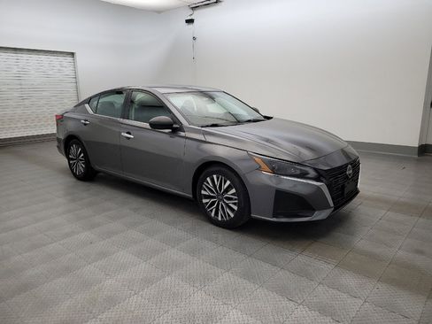 Used 2024 Nissan Altima 2.5 SV FWD image 11