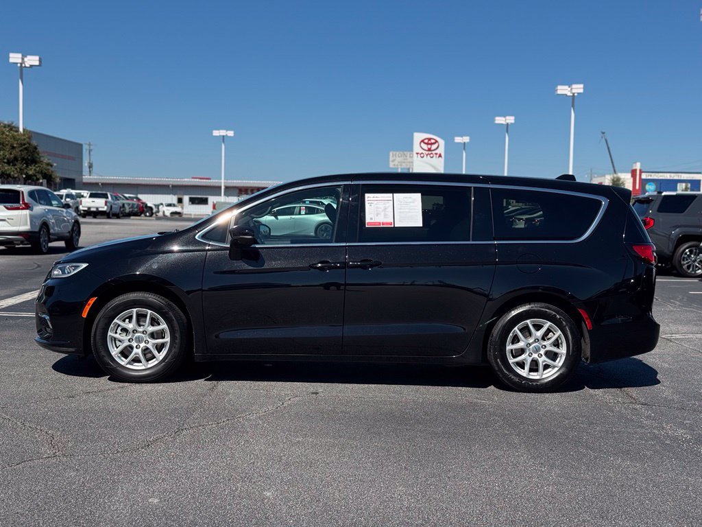 Used 2025 Chrysler Pacifica Select FWD image 8