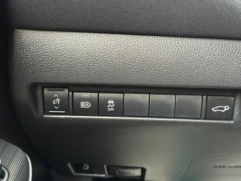 Used 2023 Toyota Venza XLE image 29