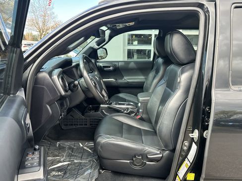 Used 2018 Toyota Tacoma TRD Off-Road image 12