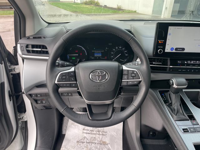 Used 2025 Toyota Sienna XLE FWD image 14