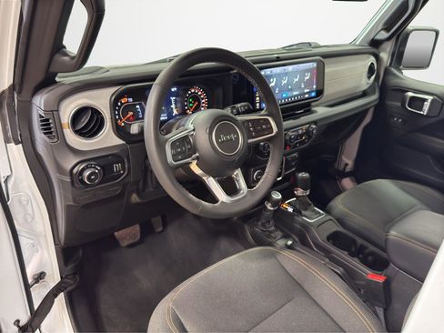 Used 2025 Jeep Wrangler Unlimited Sahara AWD/4WD image 16