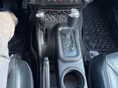 Used 2017 Jeep Wrangler Unlimited Rubicon w/ Connectivity Group AWD/4WD image 30