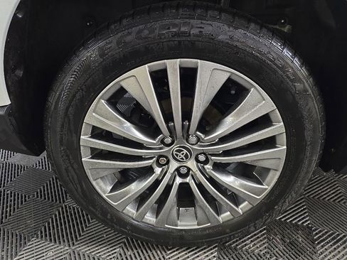 Used 2024 Toyota Venza Limited AWD/4WD image 14