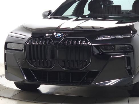 Used 2026 BMW i7 xDrive60 w/ Executive Package AWD/4WD image 3