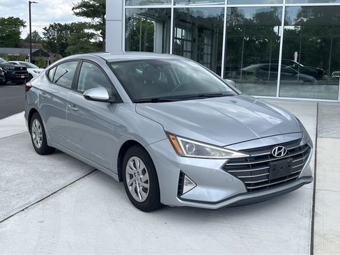 Used 2020 Hyundai Elantra SE w/ Cargo Package (C1) FWD image 2