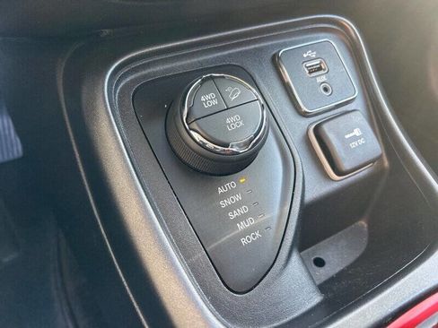 Used 2018 Jeep Compass Trailhawk w/ Cold Weather Group image 16