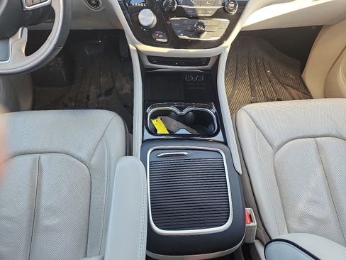 Used 2021 Chrysler Pacifica Limited w/ Uconnect Theater Family Group image 19