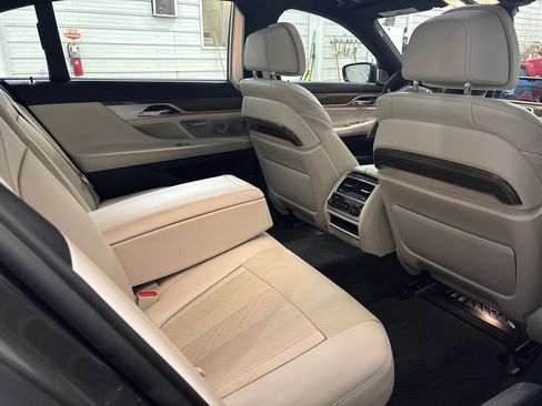Used 2019 BMW 750i xDrive w/ Executive Package AWD/4WD image 32