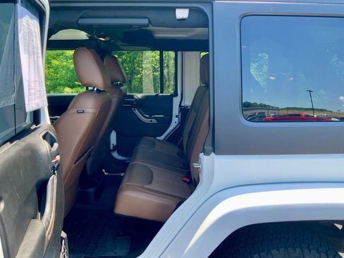 Used 2017 Jeep Wrangler Unlimited Sahara AWD/4WD image 22