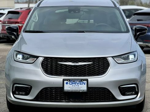 Used 2024 Chrysler Pacifica Touring-L FWD image 41