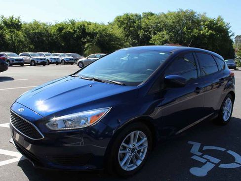 Used 2018 Ford Focus SE FWD image 1