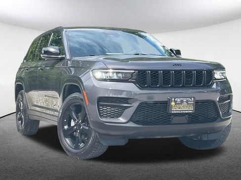 Used 2023 Jeep Grand Cherokee Altitude AWD/4WD image 2