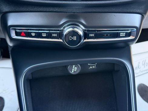 Used 2022 Volvo XC40 T5 Momentum image 29