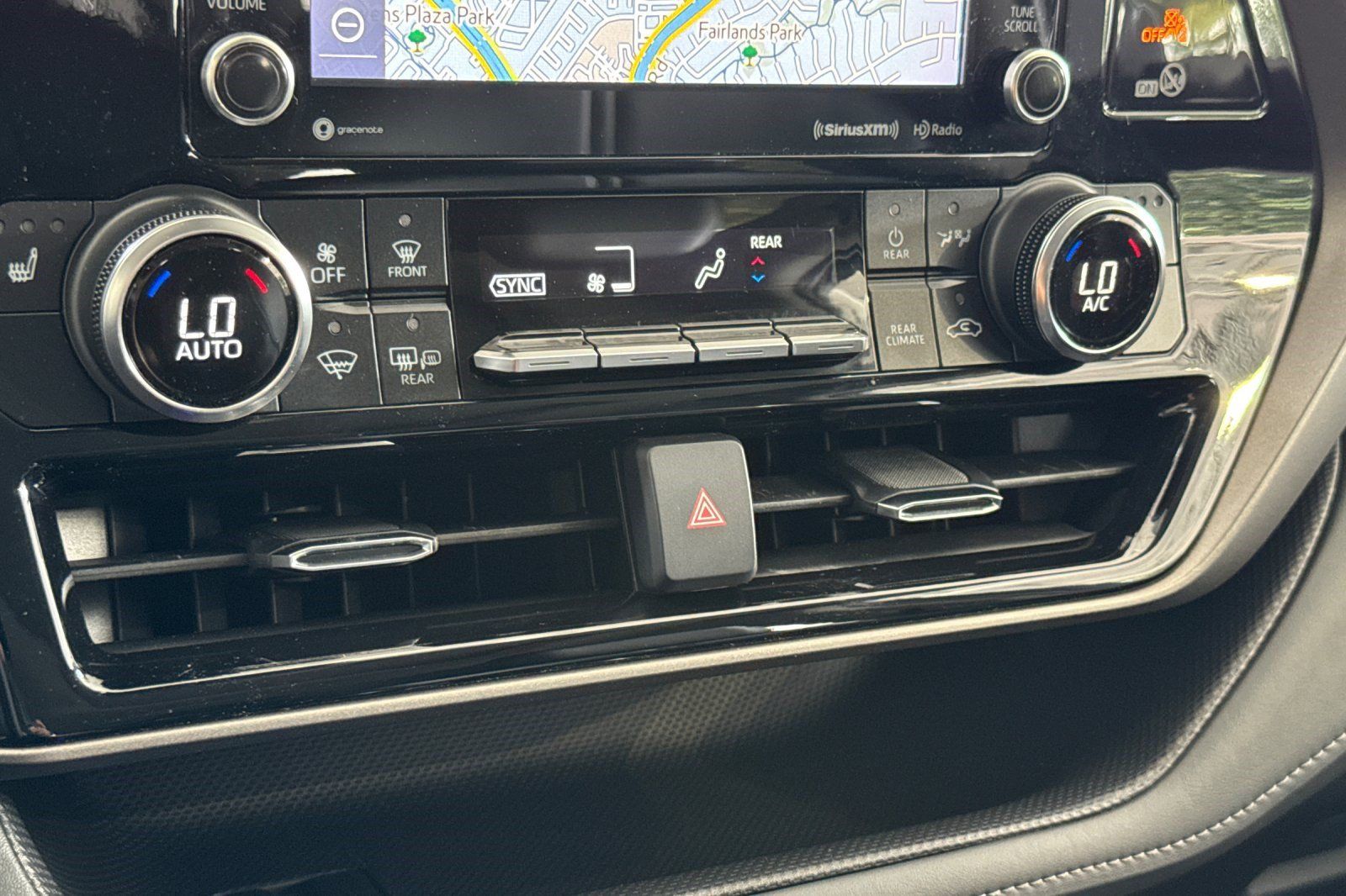 Used 2022 Toyota Highlander XLE AWD/4WD image 28