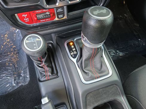 Used 2021 Jeep Wrangler Unlimited Rubicon w/ Cold Weather Group AWD/4WD image 29