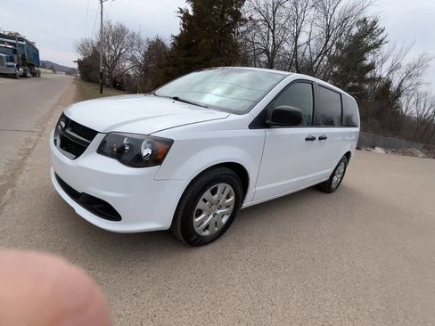 Used 2019 Dodge Grand Caravan SE image 4