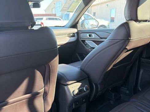 Used 2025 Ford Explorer Platinum image 18
