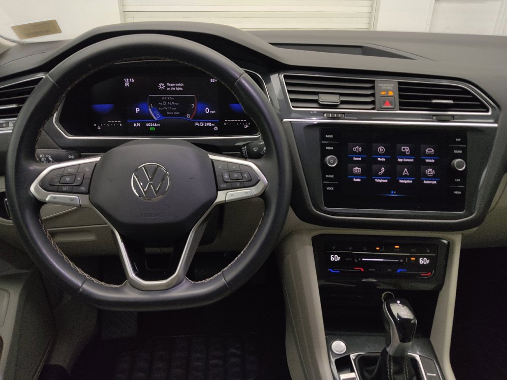 Used 2023 Volkswagen Tiguan SE w/ Panoramic Sunroof Package FWD image 22