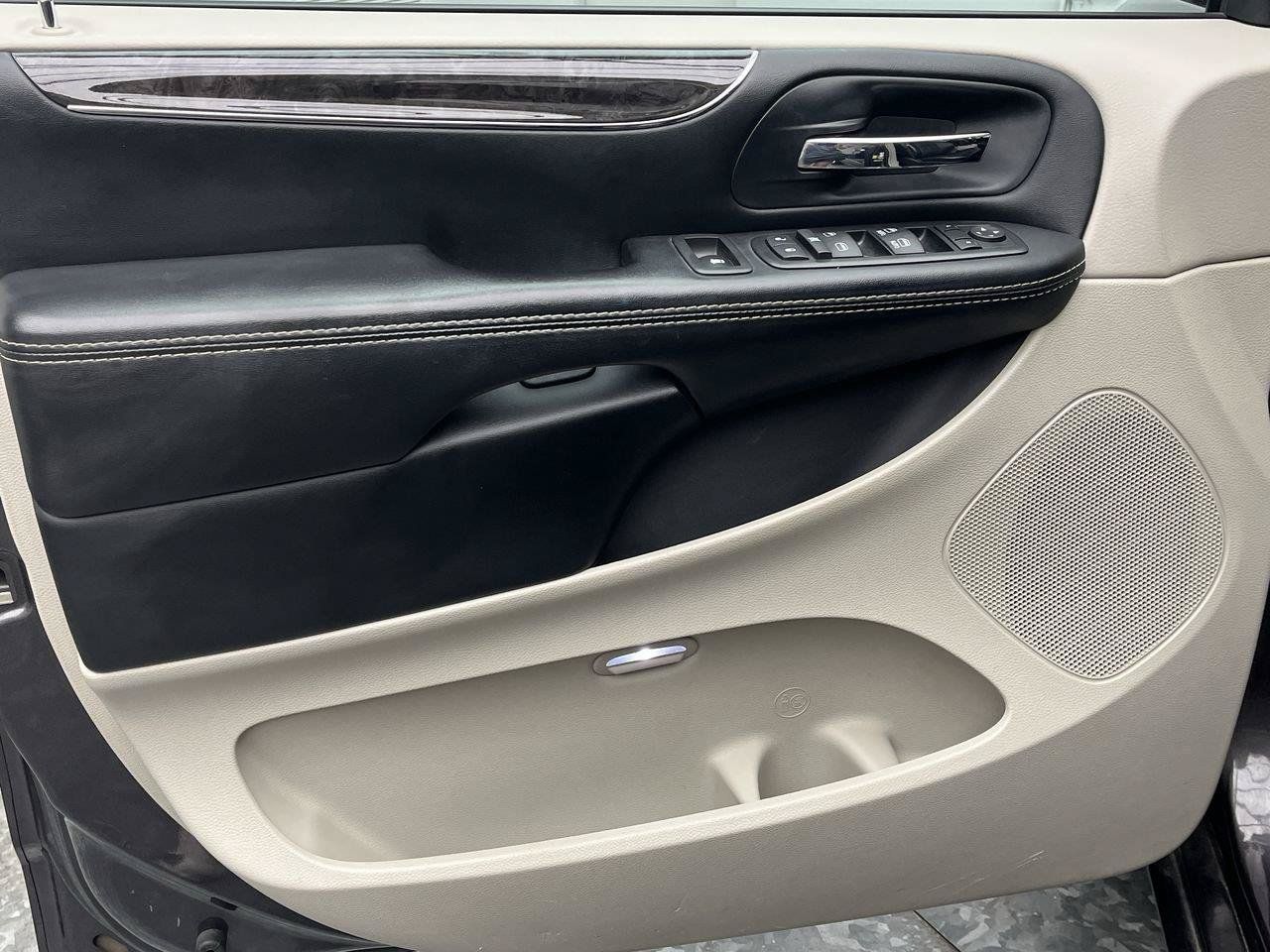 Used 2015 Chrysler Town & Country Touring-L w/ Driver Convenience Group FWD image 7