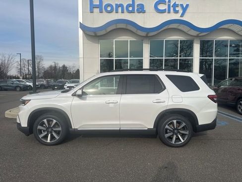 New 2025 Honda Pilot Touring image 5