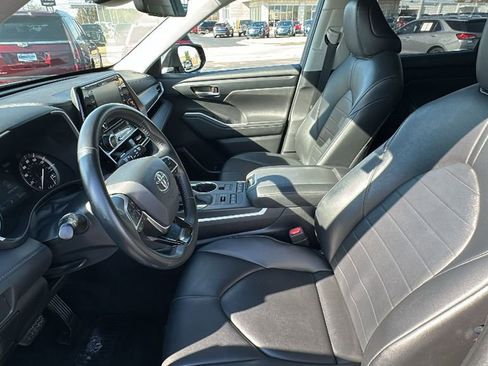 Used 2020 Toyota Highlander XLE image 9
