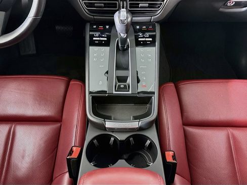 Certified 2023 Porsche Macan AWD/4WD image 16