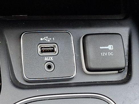 Used 2019 Jeep Cherokee Latitude Plus w/ Comfort/Convenience Group AWD/4WD image 24
