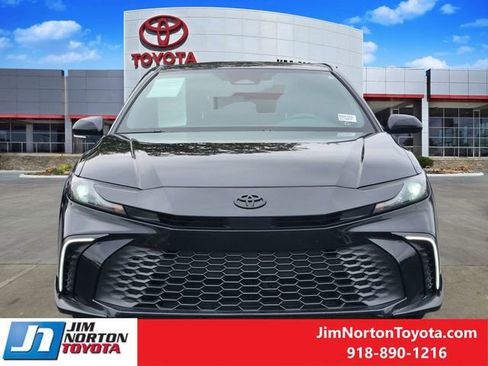 Used 2025 Toyota Camry SE image 2