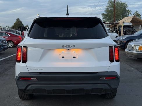 Used 2023 Kia Sorento LX image 9