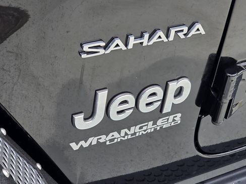 Used 2018 Jeep Wrangler Unlimited Sahara AWD/4WD image 37