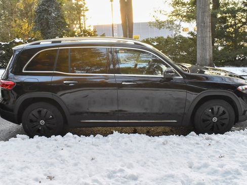 Used 2023 Mercedes-Benz EQB 300 4MATIC image 11