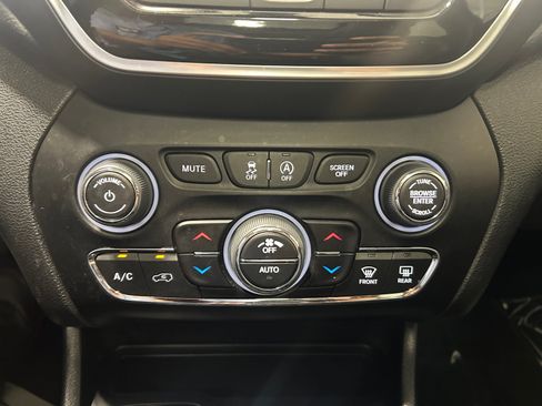 Used 2022 Jeep Cherokee Limited AWD/4WD image 16