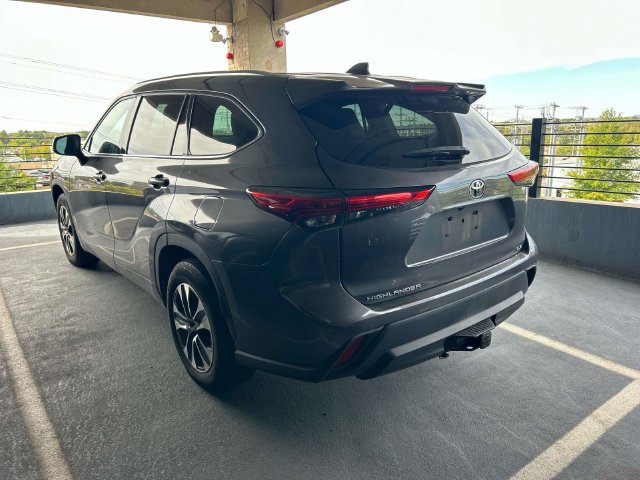 Used 2021 Toyota Highlander XLE FWD image 2