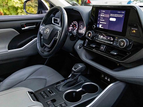 Used 2023 Toyota Highlander AWD image 26