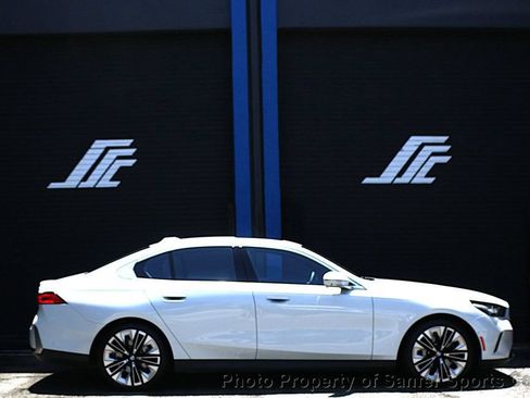 Used 2025 BMW 530i RWD image 1