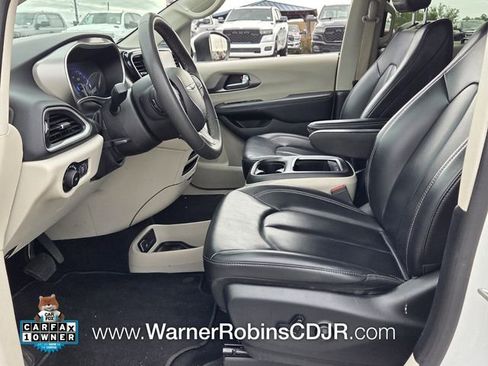Used 2023 Chrysler Pacifica Touring-L FWD image 5
