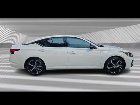Used 2024 Nissan Altima 2.5 SR image 2