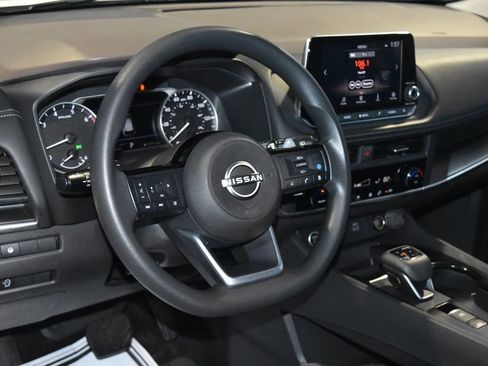 Used 2023 Nissan Rogue SV image 2