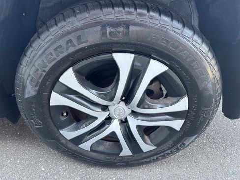 Used 2018 Toyota RAV4 LE FWD image 31