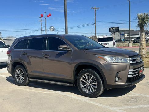 Used 2019 Toyota Highlander XLE image 4