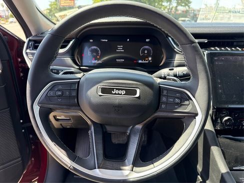 Used 2023 Jeep Grand Cherokee Limited AWD/4WD image 19