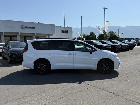 New 2025 Chrysler Pacifica Limited image 5