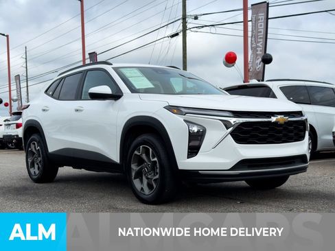 Used 2025 Chevrolet Trax LT FWD image 4